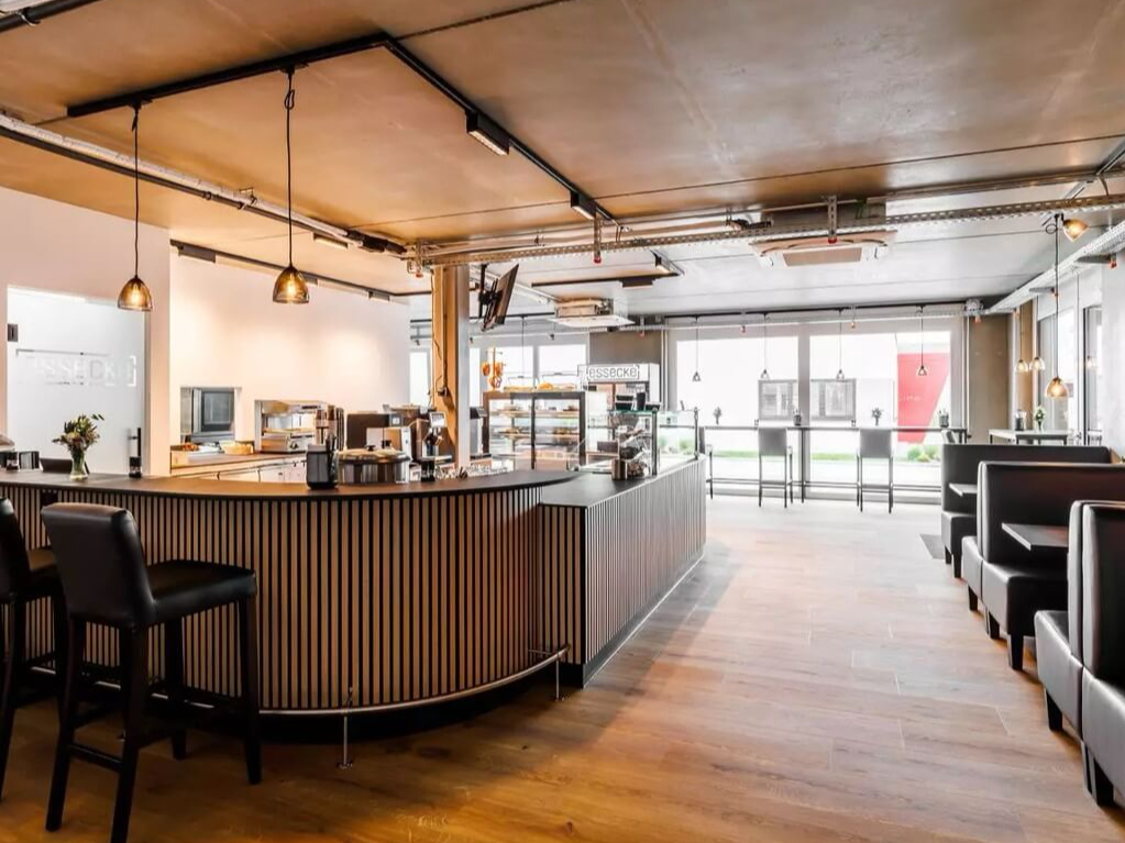 Jemand unterschreibt ein Dokument auf dem Hausschlüssel liegen